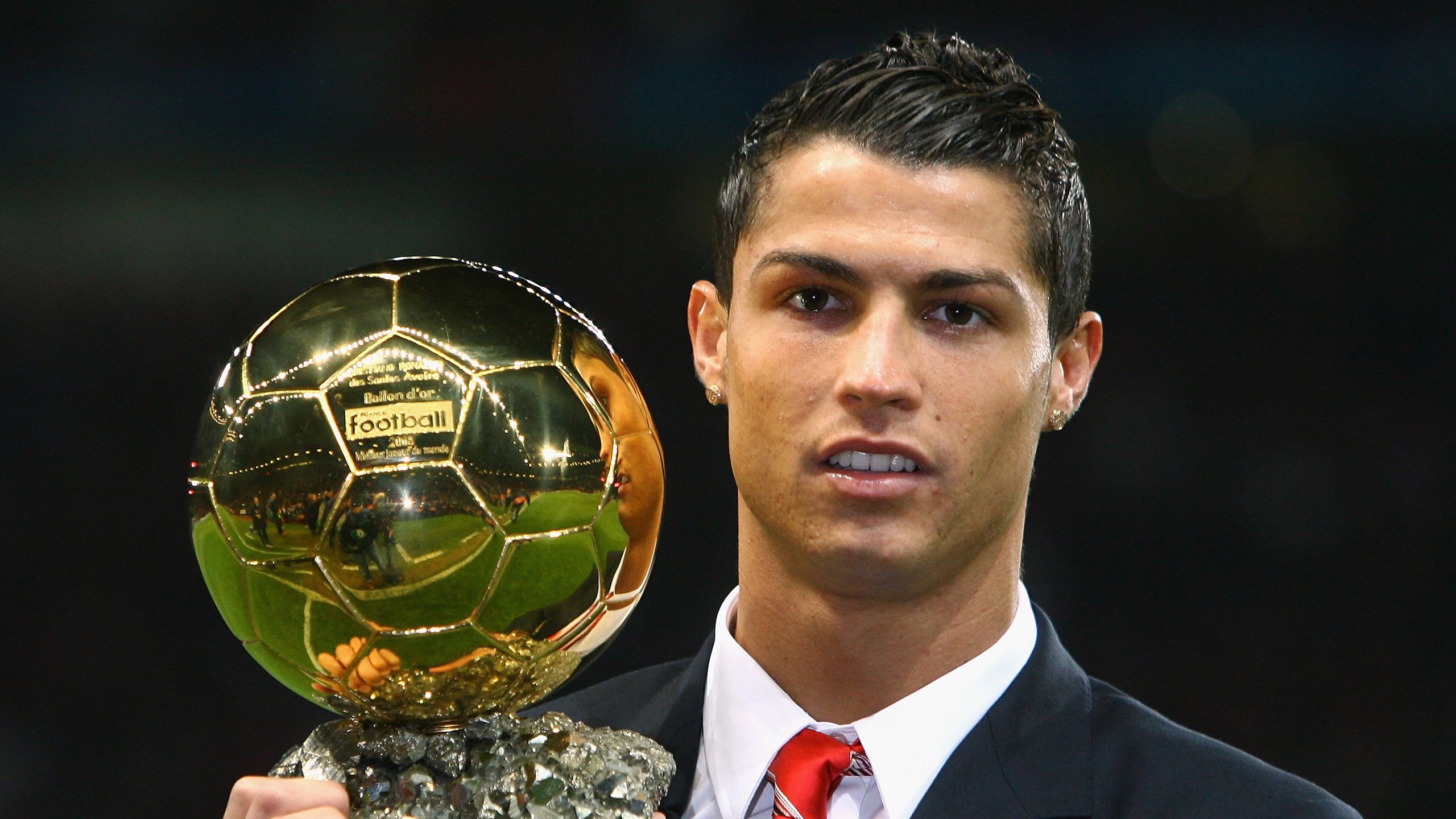 “未来已现：智能赛车引领速度革新”，未来的智能车